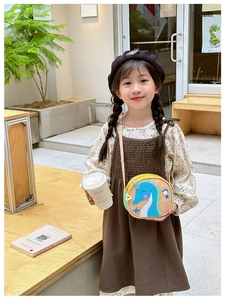 Détail d'un sac bandoulière rond beige pour enfants avec un écusson hippocampe mignon