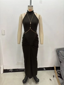 Schwarzes Halterneck-Maxikleid mit goldenen Kettenelementen und seitlichen Raffungen