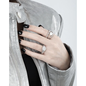 Double-layered twisted S925 sterling silver ring with baroque pearl on female hand