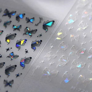 Adesivi per unghie olografici con farfalle in nero e bianco e accenti di stelle M-720