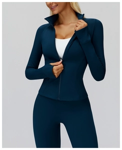 Détail de la veste de sport bleu marine avec fermeture éclair et passants pour les pouces