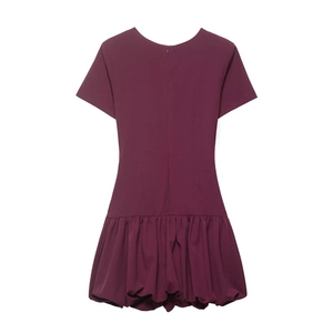 Robe courte violette foncée style ballon avec col rond et ourlet plissé sur fond blanc