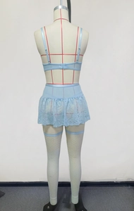 Vue arrière d'un ensemble de lingerie en dentelle bleu clair avec bas résille et fleurs