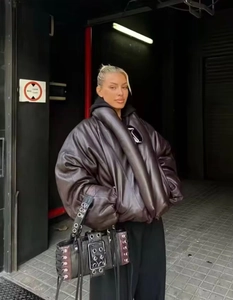 Giacca imbottita marrone scuro in ecopelle con collo alto e stile urbano vintage alla moda