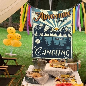 Détail d'une tenture de camping avec montagnes, canoë et design sur le thème aventure