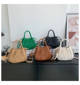 Gefaltete Beuteltasche Damen PU Leder Umhängetasche mit Henkel und Kordelzug stilvoll.