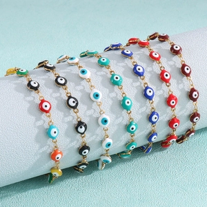Mehrfarbige 18K vergoldete Edelstahl-Evil-Eye-Armbänder für Damen in der Ausstellung
