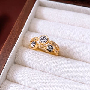 Detaillierte Makroansicht des Vintage-Doppelrings mit Zirkonia und gravierten Goldmünzen