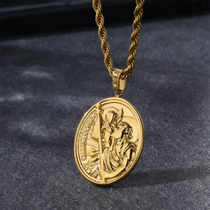 Detail der 18k vergoldeten St. Christophorus Oval-Medaille mit einer gedrehten Seilkette