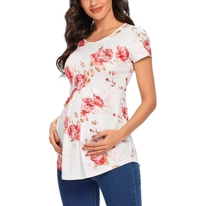 Detail von weißem Umstandsshirt mit rosa Blumendruck und gerafftem kurzen Ärmel