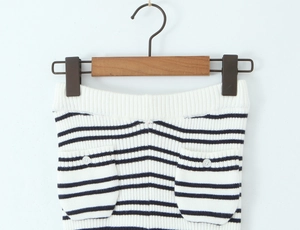 Detailaufnahme des gestreiften Strickstoffs mit Taschen und Knöpfen am Slim-Fit-Set