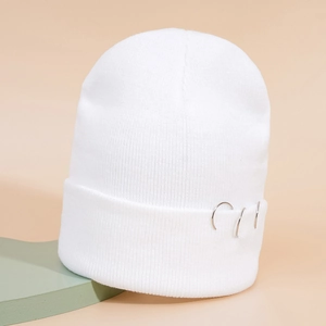 Bonnet en maille blanche d'hiver avec trois anneaux métalliques et bord à revers chic