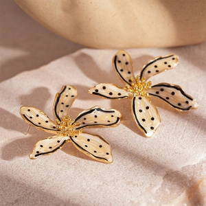 Boucles d'oreilles fleurs rétro crème à pois noirs avec bordure dorée chic
