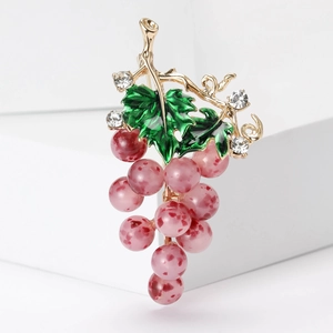 Broche raisin élégante avec perles roses, feuilles en émail vert et accents en cristal doré