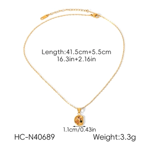 Détail macro du pendentif irrégulier en or 18k avec diamants colorés et chaîne réglable