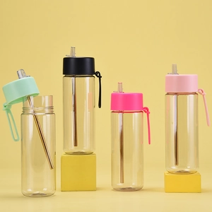 Borraccia Tritan da 740ml con cannuccia e manico in silicone in quattro vari colori