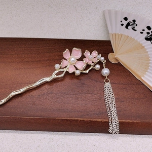 Épingle à cheveux fleurs roses avec pompons dorés et perles sur décor vintage