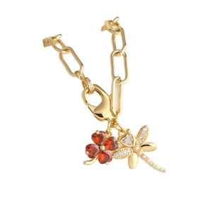 Gouden ketting met klavertje vier van rood zirkoon en hanger in de vorm van libel