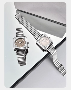 Primo piano degli orologi quadrati GEDI con eleganti cinturini in acciaio inox.