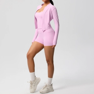 Vue détaillée d'un ensemble de yoga rose 3 pièces avec veste zippée, débardeur et short