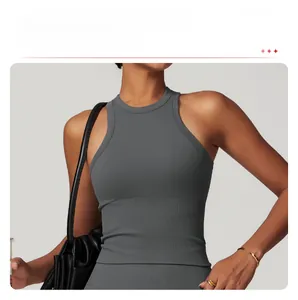 Détail du débardeur de yoga sans couture avec large bande côtelée pour un effet gainant