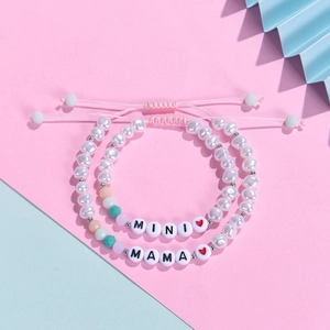 Détail des bracelets assortis MAMA et MINI avec perles colorées et cristaux