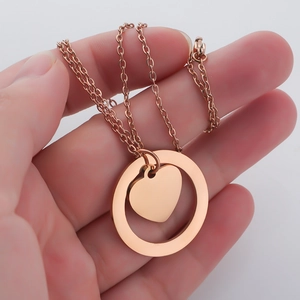 Minimalistische roségouden roestvrijstalen ketting met holle cirkel en hartvormige hanger