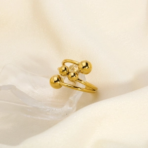 Dettaglio anello regolabile dorato a spirale multistrato con sfere decorative