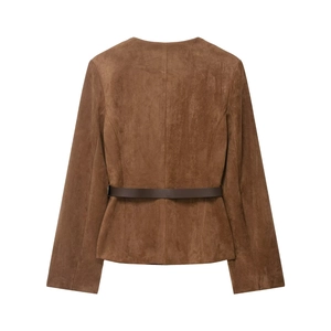 Vue arrière détaillée d'une veste en daim marron avec texture et ceinture en cuir foncé