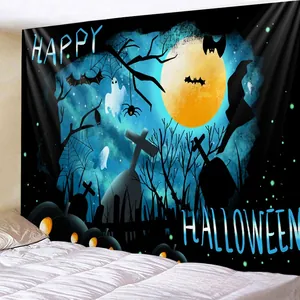 Detail van een Halloween wandkleed met maan en pompoenen hangend in de slaapkamer