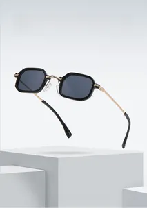Details einer Retro-Sechskant-Sonnenbrille mit schwarzem Rahmen und goldenen Bügeln