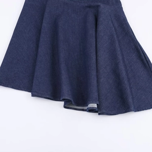 Vue détaillée de l'ourlet de robe en jean bleu foncé avec coutures et texture sergé