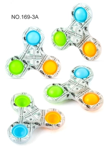 Dettaglio macro del fidget spinner pop-it mimetico con tre bolle colorate in silicone