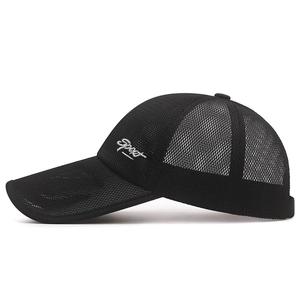 Men's breathable mesh baseball cap in black with Sport embroidery for outdoor sun protection