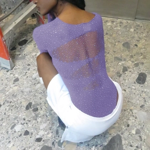 Détail d'un body violet à manches longues avec dos ouvert et strass scintillants