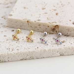 Détail de boucles d'oreilles croix serties de pierres colorées et fermoir à vis