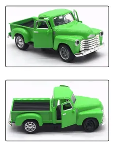 Dettaglio di un modellino di pickup vintage verde in scala 1:32 con portiere apribili