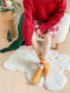 Détail de chaussettes de Noël jaunes avec motif Père Noël dans un décor de fête chaleureux