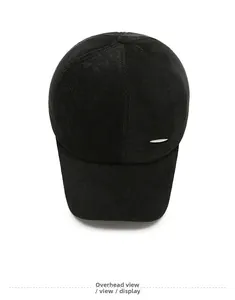 Vue de dessus d'une casquette de baseball en velours côtelé noir avec plaque en métal