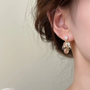 Boucles d'oreilles dorées avec perle et grappe de raisin en résine transparente