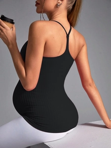 Detailsicht des schwarzen nahtlosen Rippen-Racerback-Yoga-Tops für schwangere Frauen