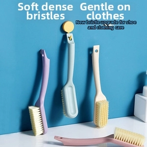 Dettaglio di spazzole multiuso ergonomiche con setole bianche fitte in vari colori pastello