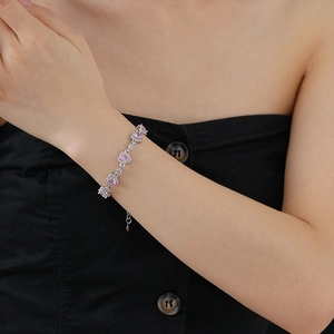 Exquisites rosa Herz Zirkonia Armband am Handgelenk mit Silberkette und Verschluss