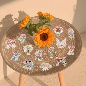 50 vintage αυτοκόλλητα PET με λουλούδια για scrapbooking και DIY ημερολόγια σε τραπέζι