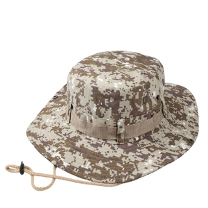 Detail des Desert-Camo Boonie-Huts mit seitlichen Metall-Lüftungsöffnungen und Kinnriemen