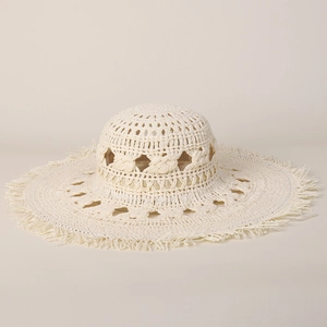 Primo piano dettagliato che mostra l'intricato motivo all'uncinetto su un cappello da sole