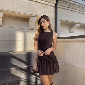 Dunkelbraunes ärmelloses Preppy-Falten-Minikleid mit Kordelzug an einem Street-Modell
