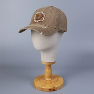 Cappellino baseball vintage in denim lavato kaki con patch D e dettagli consumati