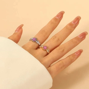 Dettaglio dell'anello girasole dorato con pietra occhio di gatto e decori in zircone