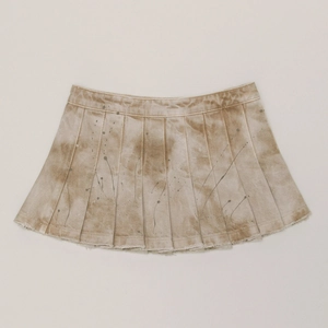 Mini-jupe plissée en jean kaki avec ourlet effiloché et éclaboussures d'encre marron